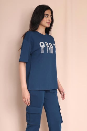 طقم نسائي أزرق ببنطلون كارغو وقميص بطبعة