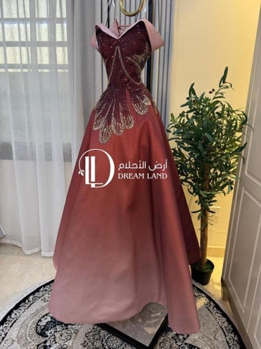 فستان سهرة بتطريز فاخر وتصميم أومبري