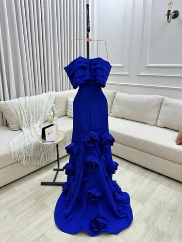 فستان سهرة بورد بارز وتصميم متدرّج