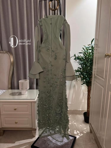 فستان سهرة أخضر بتصميم درامي وأكمام واسعة