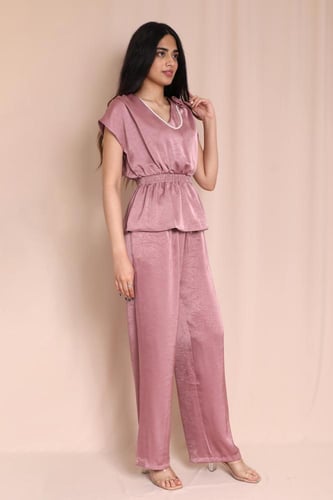 طقم حريري وردي بتطريز لؤلؤ ووردة ناعمة