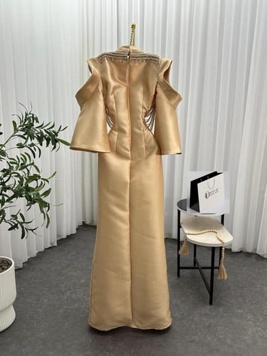 فستان سهرة ذهبي مطرز باللؤلؤ