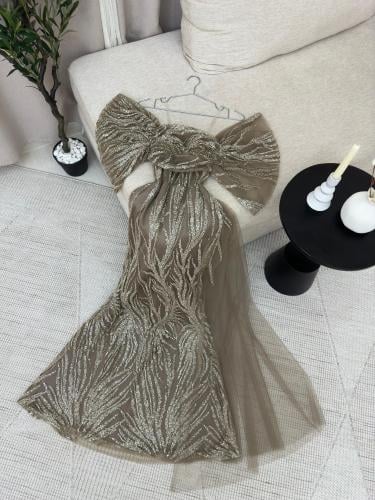 فستان سهرة ذهبي برونزي بتصميم عقدة كبيرة