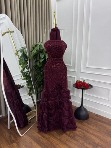 فستان سهرة عنابي بتطريز فاخر