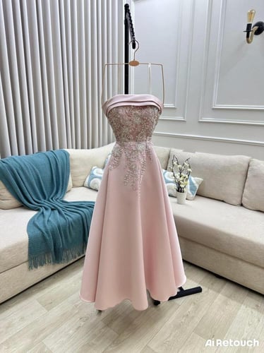 فستان سهرة وردي بكتف منسدل وتطريز فاخر