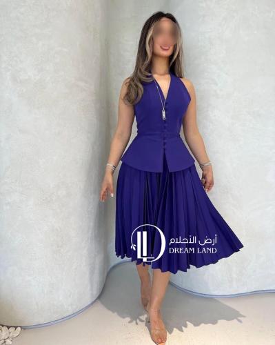 فستان ميدي نيلي بياقة هالتر وتنورة بليسيه