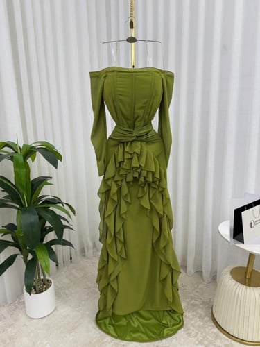 فستان سهرة زيتي بكتف منسدل وقصة مزمومة