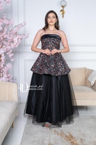فستان سهرة أسود بقصة peplum وتنورة تول