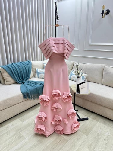 فستان سهرة بورد بارز وتصميم متدرّج