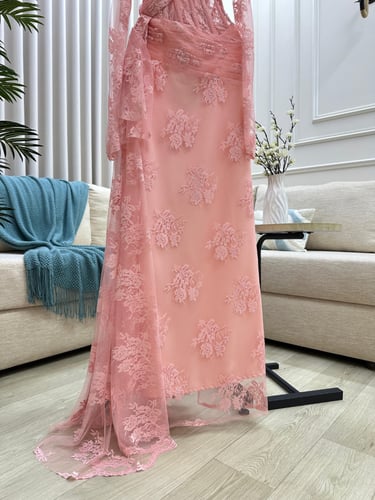 فستان سهرة وردي بتصميم مزموم ودانتيل فاخر