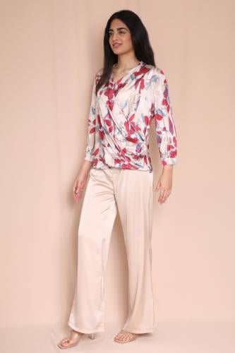طقم نسائي ببلوزة مطبوعة وبنطلون واسع