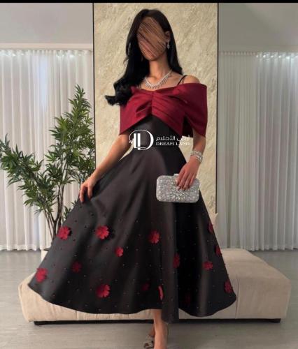 فستان ميدي بكتف منسدل وورود بارزة