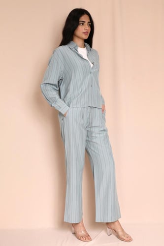 طقم نسائي 3 قطع بقميص مخطط وبنطلون