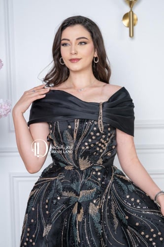 فستان سهرة أسود بكتف منسدل وتطريز فاخر