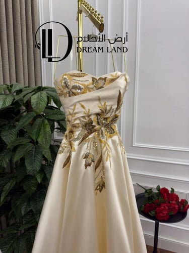 فستان سهرة كريمي بتطريز ذهبي وقصة كورسيه