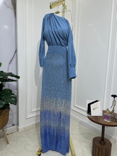 فستان سهرة بكتف واحد وتطريز لامع