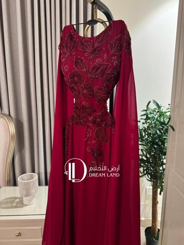 فستان سهرة عنابي بتطريز فاخر وأكمام كيب