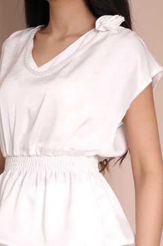 طقم حريري أبيض بتطريز لؤلؤ ووردة ناعمة