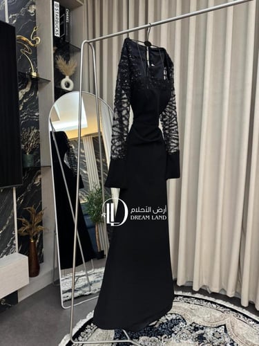 فستان سهرة أسود بأكمام دانتيل وقصة حورية البحر