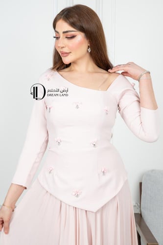 فستان ميدي وردي بتطريز ورد وكسرات