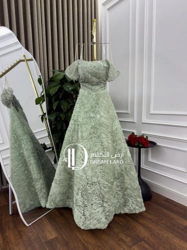 فستان سهرة بتصميم منقوش وناعم