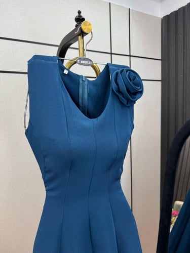 فستان ميدي تيل بوردة ثلاثية الأبعاد على الكتف