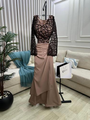 فستان سهرة بصدريّة دانتيل وتصميم منسدل