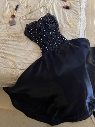 فستان سهرة بتطريز لؤلؤ وقصة كورسيه