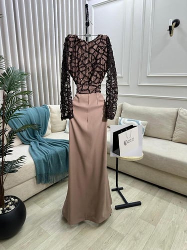 فستان سهرة بصدريّة دانتيل وتصميم منسدل