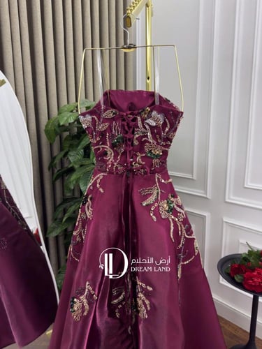 فستان سهرة عنابي سحر الخريف