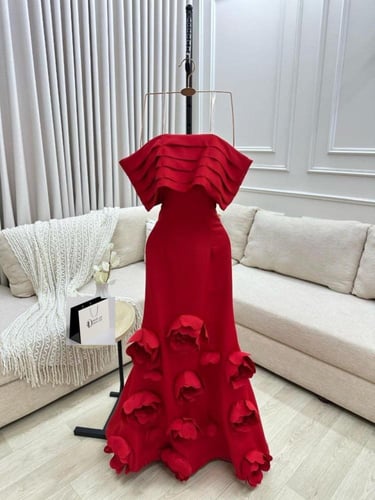 فستان سهرة بورد بارز وتصميم متدرّج