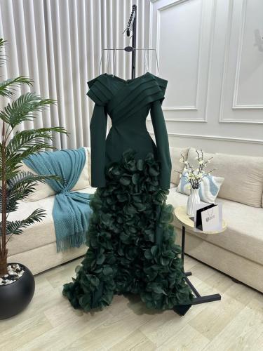 فستان سهرة زيتي بتنورة ورد بارز وتصميم مطوي