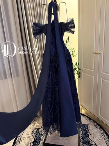 فستان سهرة عنابي بياقة مطرزة وتنورة لامعة