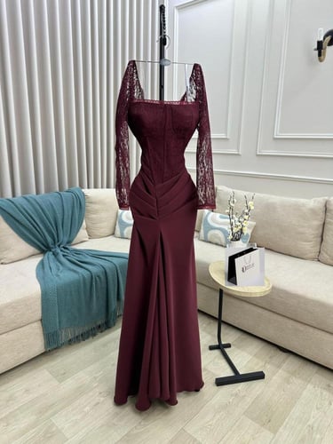 فستان سهرة عنابي بأكمام دانتيل