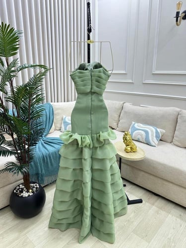 فستان سهرة أخضر بتنورة كشكشة