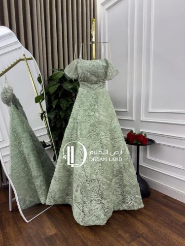 فستان سهرة بتصميم منقوش وناعم