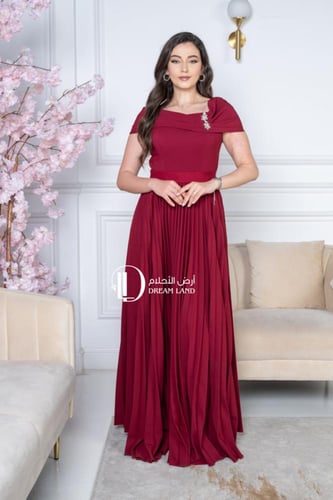 فستان سهرة عنابي بياقة منسدلة وتنورة بليسيه