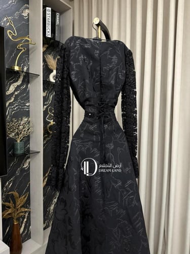 فستان سهرة أسود بأكمام دانتيل وتنورة جاكار