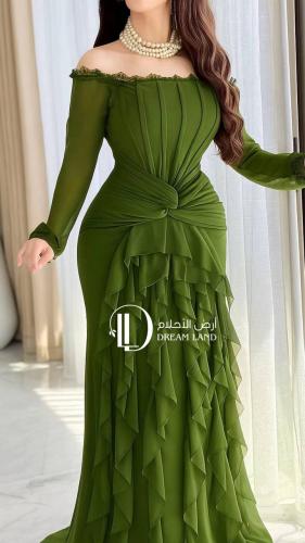 فستان سهرة زيتي بكتف منسدل وقصة مزمومة