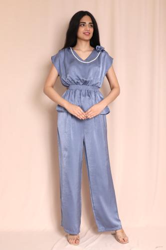 طقم حريري بلون أزرق بحري مع تطريز لؤلؤ