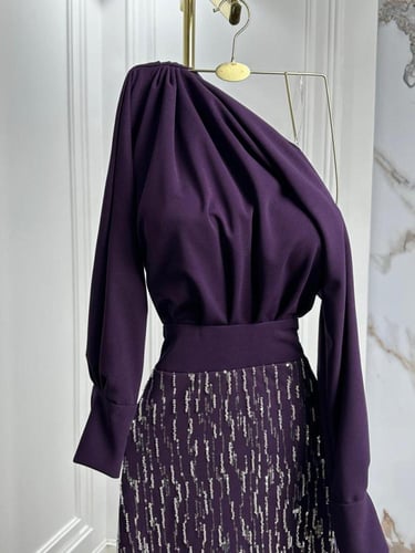 فستان سهرة بكتف واحد وتطريز لامع