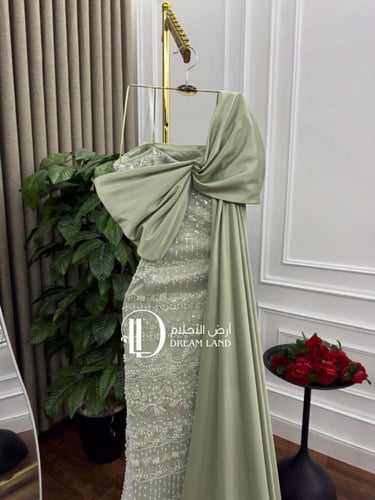 فستان سهرة بتطريز لامع وذيل منسدل