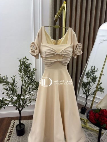 فستان ميدي بيج بياقة مربعة وورد على الأكمام