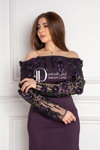 فستان سهرة بنفسجي بأكمام مطرزة وكتف منسدل