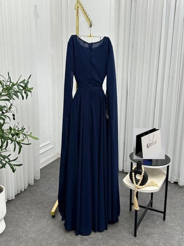 فستان سهرة كحلي بتصميم ملكي وأكمام كيب