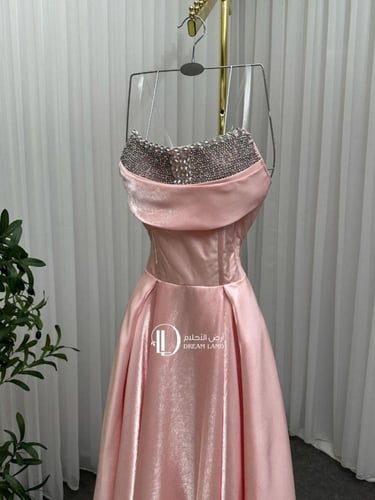 فستان سهرة وردي بقصة أميرات