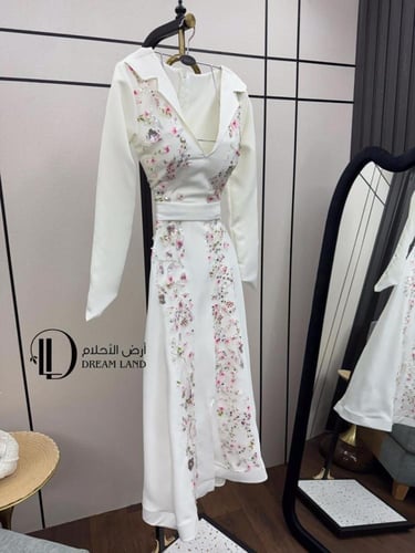 فستان أوف وايت بتطريز ورود وخصر محدد