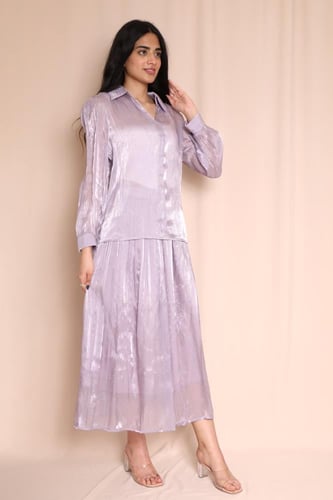 طقم نسائي ببلوزة لامعة وتنورة بليسيه