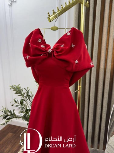 فستان ميدي أحمر بفيونكة كبيرة وتطريز ناعم