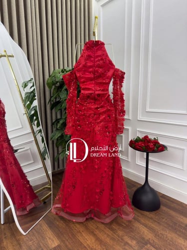 فستان سهرة أحمر بياقة عالية وتطريز ورود فاخر